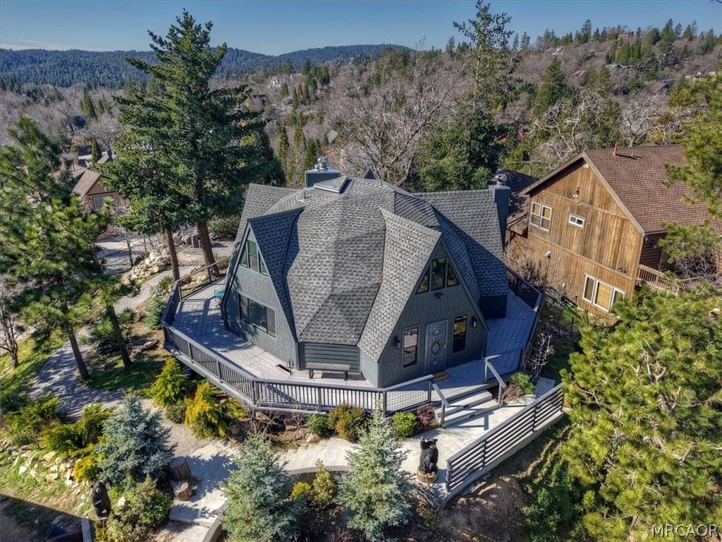 Photo of 28131 Zermatt Drive, Lake Arrowhead, CA 92352 (MLS # 32600431)