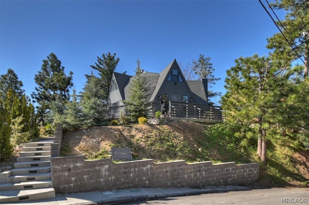 Photo of 28131 Zermatt Drive, Lake Arrowhead, CA 92352 (MLS # 32600431)