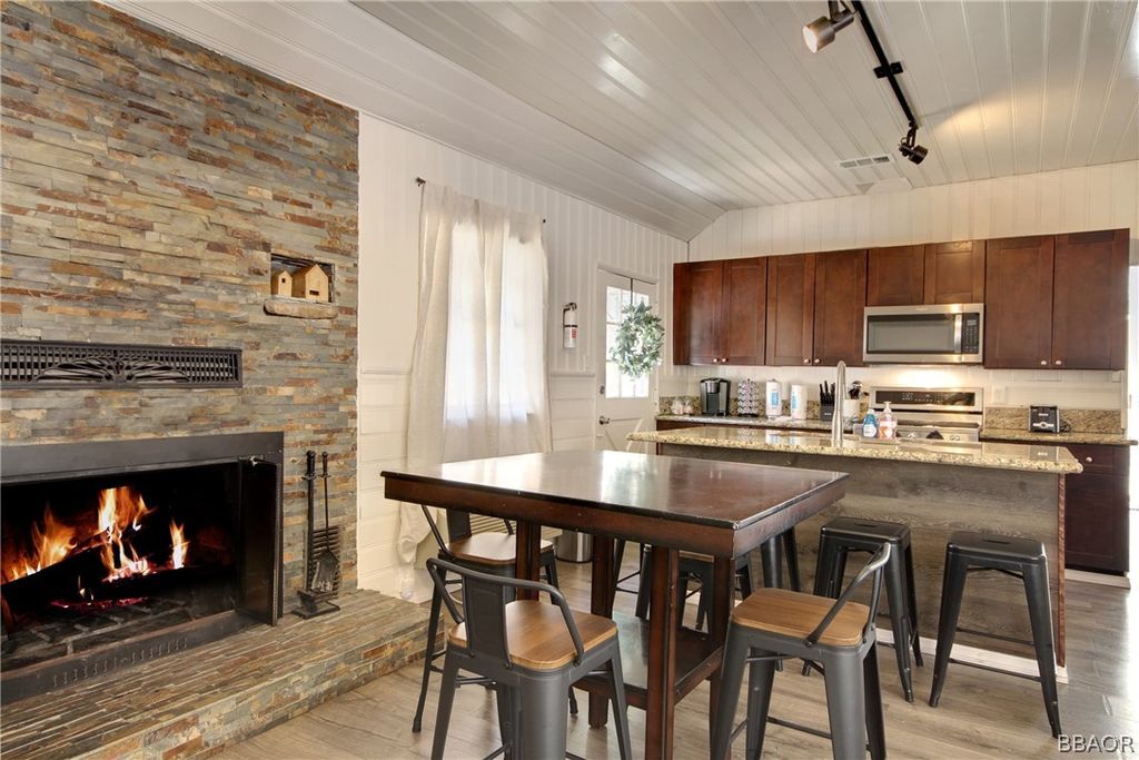 Photo of 986 Cameron Drive, Big Bear Lake, CA 92315 (MLS # 32300030)