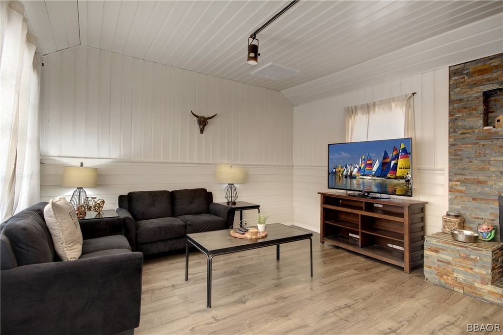 Photo of 986 Cameron Drive, Big Bear Lake, CA 92315 (MLS # 32300030)