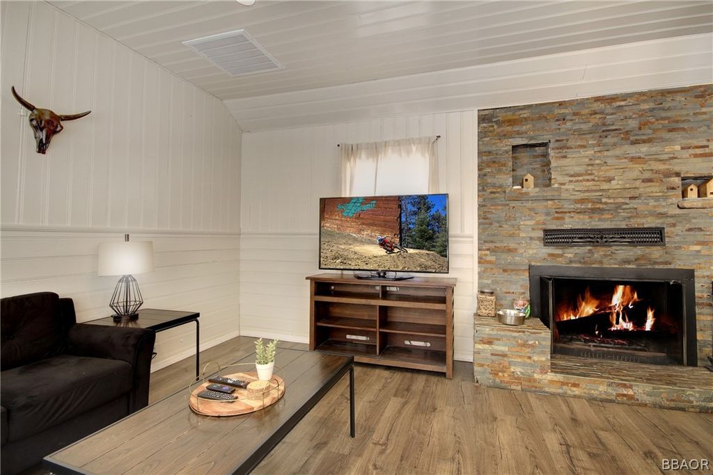 Photo of 986 Cameron Drive, Big Bear Lake, CA 92315 (MLS # 32300030)