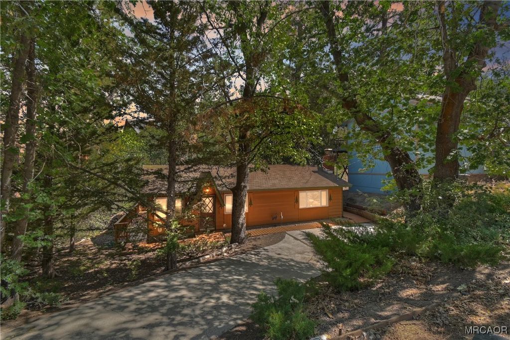 Photo of 830 Villa Grove Ave, Big Bear Lake, CA 92315 (MLS # 32502182)