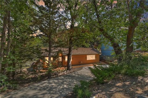 Photo of 830 Villa Grove Ave, Big Bear Lake, CA 92315 (MLS # 32502182)