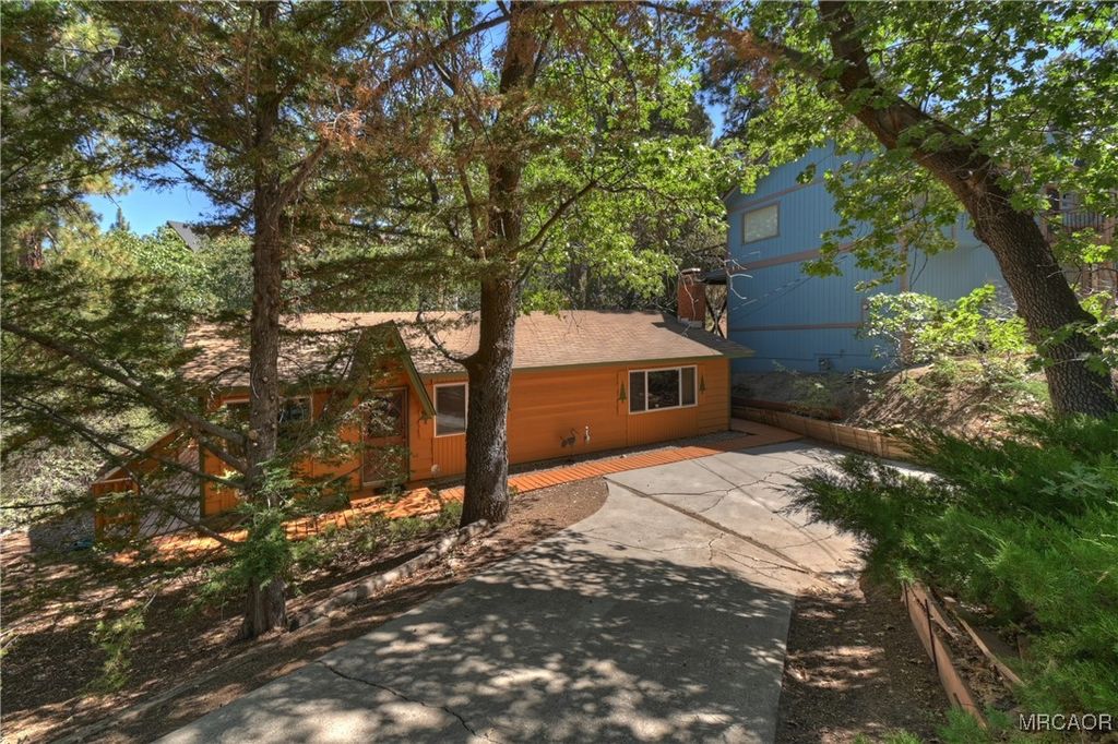 Photo of 830 Villa Grove Ave, Big Bear Lake, CA 92315 (MLS # 32502182)