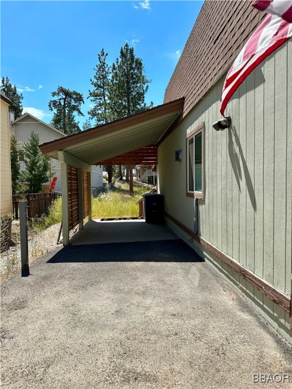 Photo of 560 Lakewood Lane, Big Bear Lake, CA 92315 (MLS # 32501170)