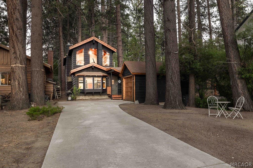 Photo of 835 Jaybird Lane, Big Bear Lake, CA 92315 (MLS # 32601739)
