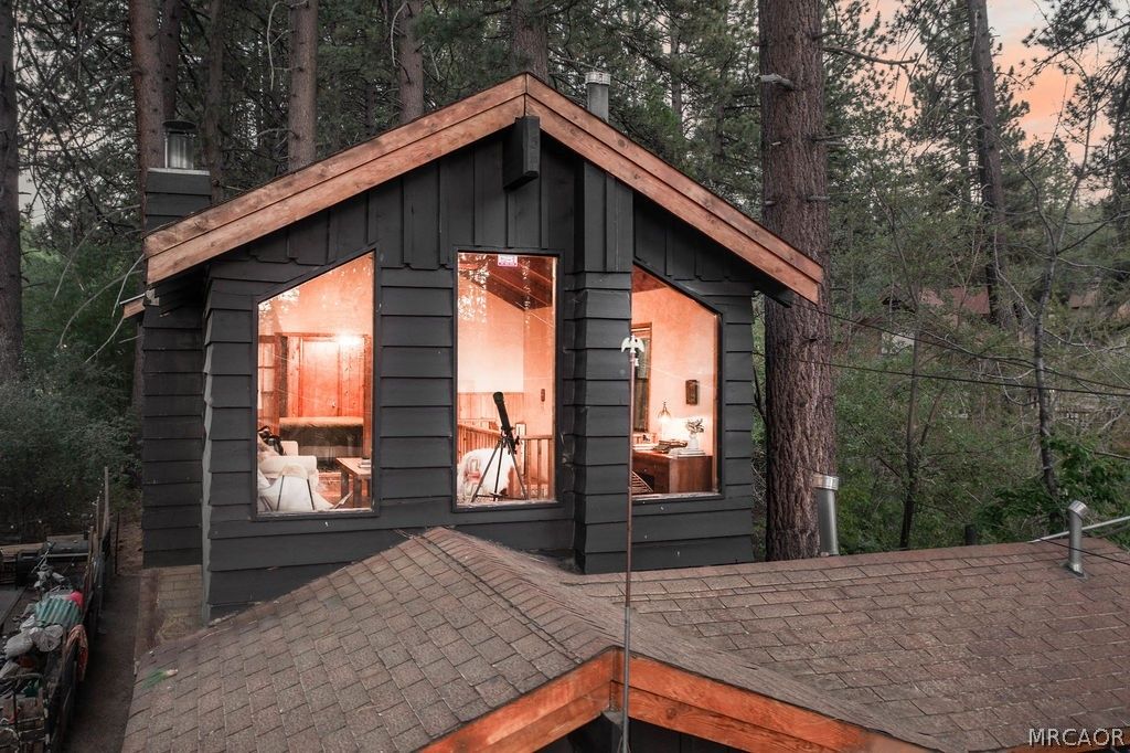 Photo of 835 Jaybird Lane, Big Bear Lake, CA 92315 (MLS # 32601739)