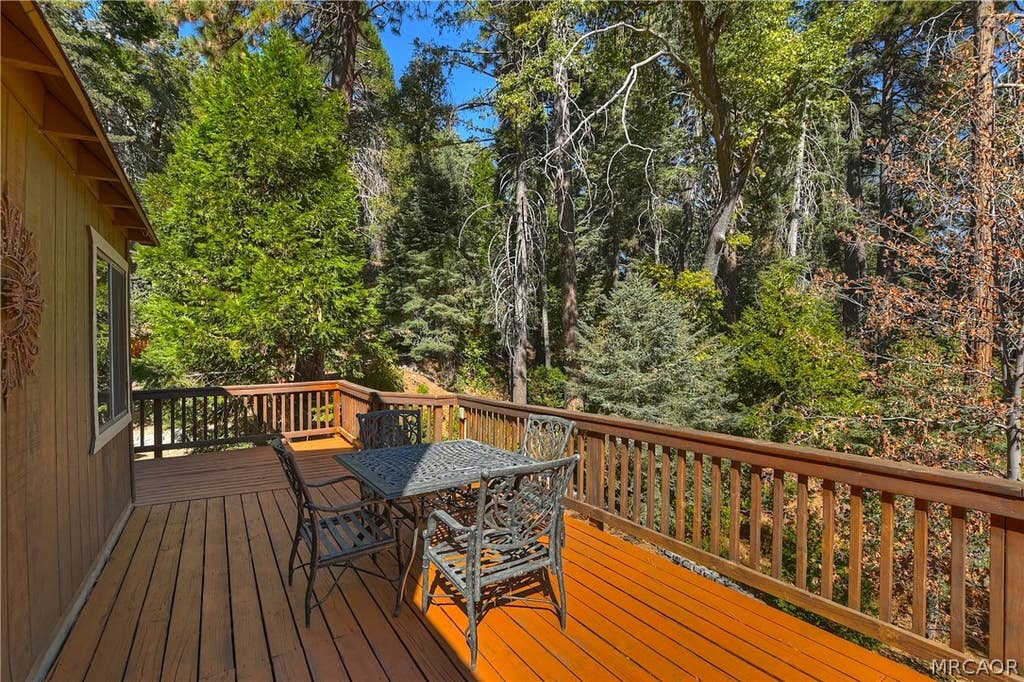 Photo of 863 Oak Road, Lake Arrowhead, CA 92386 (MLS # 32601780)