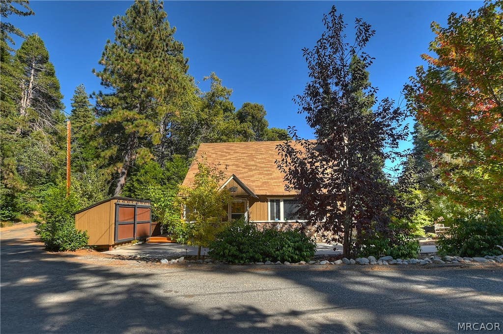 Photo of 863 Oak Road, Lake Arrowhead, CA 92386 (MLS # 32601780)