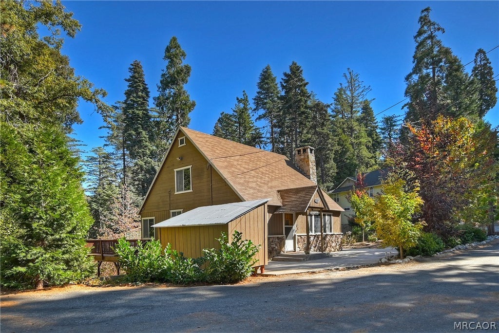 Photo of 863 Oak Road, Lake Arrowhead, CA 92386 (MLS # 32601780)
