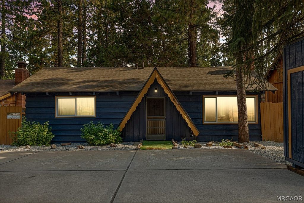 Photo of 42744 La Placida Avenue, Big Bear Lake, CA 92315 (MLS # 32600427)