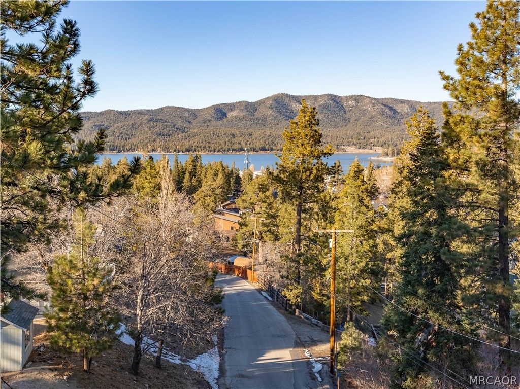 Photo of 852 Cameron Drive, Big Bear Lake, CA 92315 (MLS # 32600335)