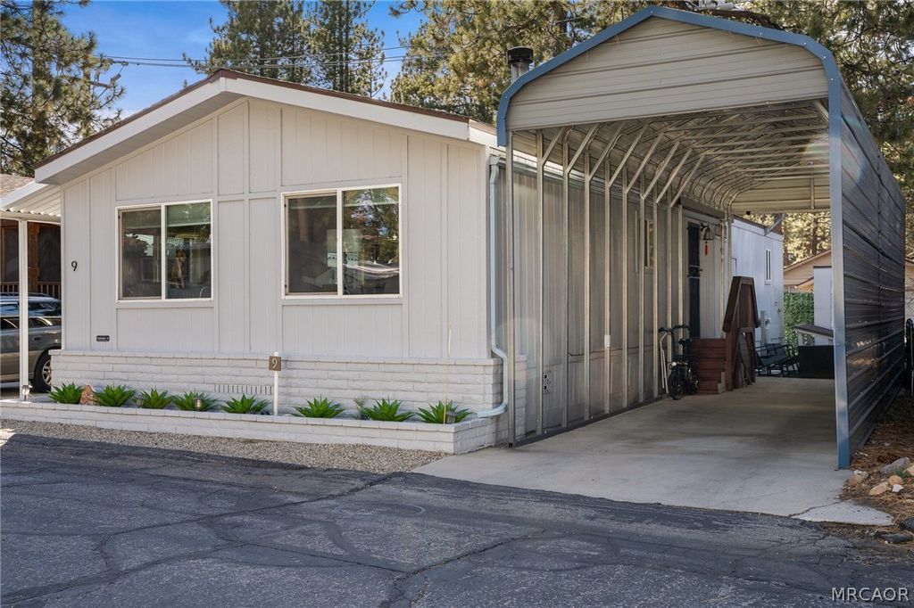 Photo of 475 Thrush Dr #9, Big Bear Lake, CA 92315 (MLS # 32600453)