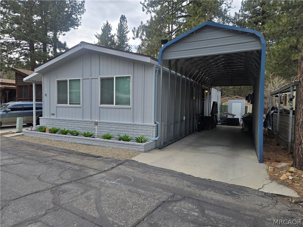 Photo of 475 Thrush, Big Bear Lake, CA 92315 (MLS # 32600453)