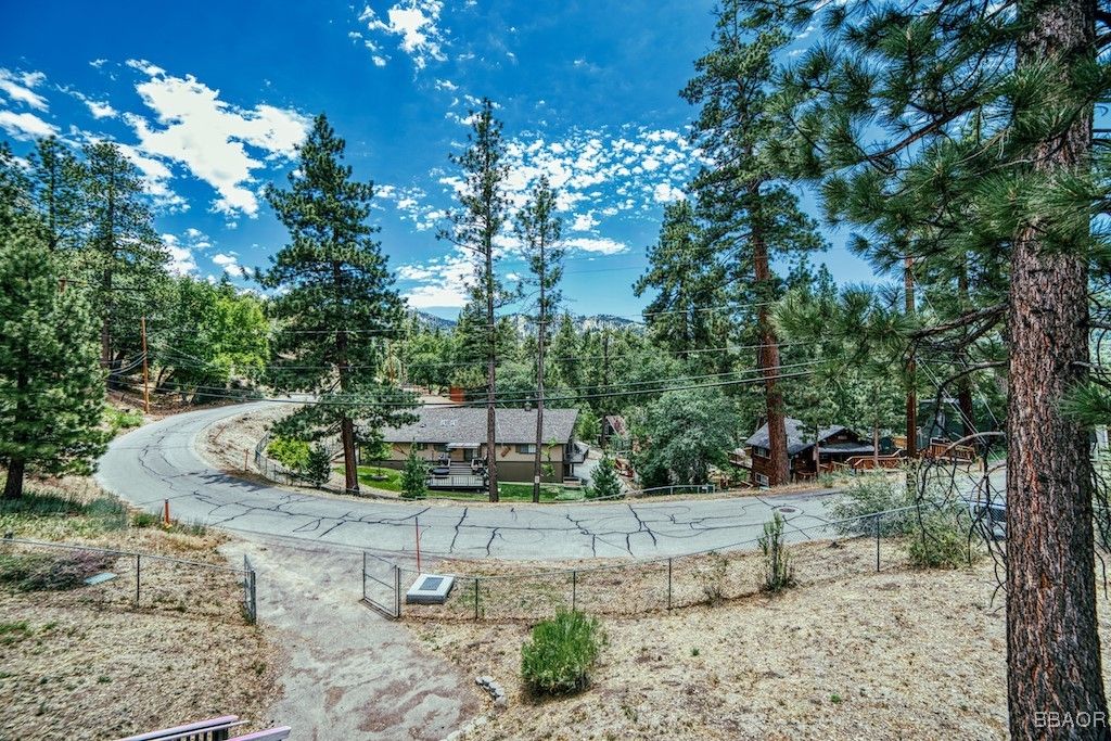 Photo of 43114 Monterey Street, Big Bear Lake, CA 92315 (MLS # 32501690)