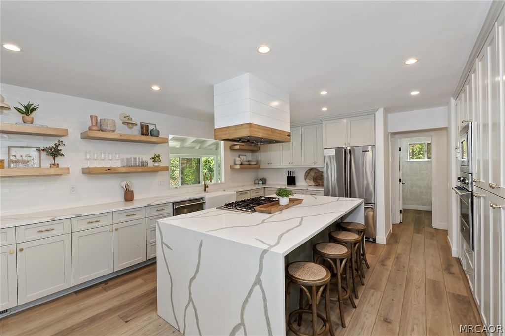 Photo of 1211 Yellowstone Drive, Lake Arrowhead, CA 92352 (MLS # 32600617)