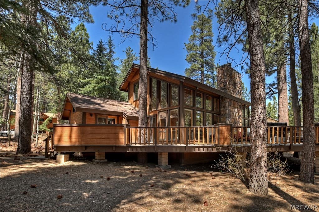 Photo of 733 Winterset Court, Big Bear Lake, CA 92315 (MLS # 32601879)