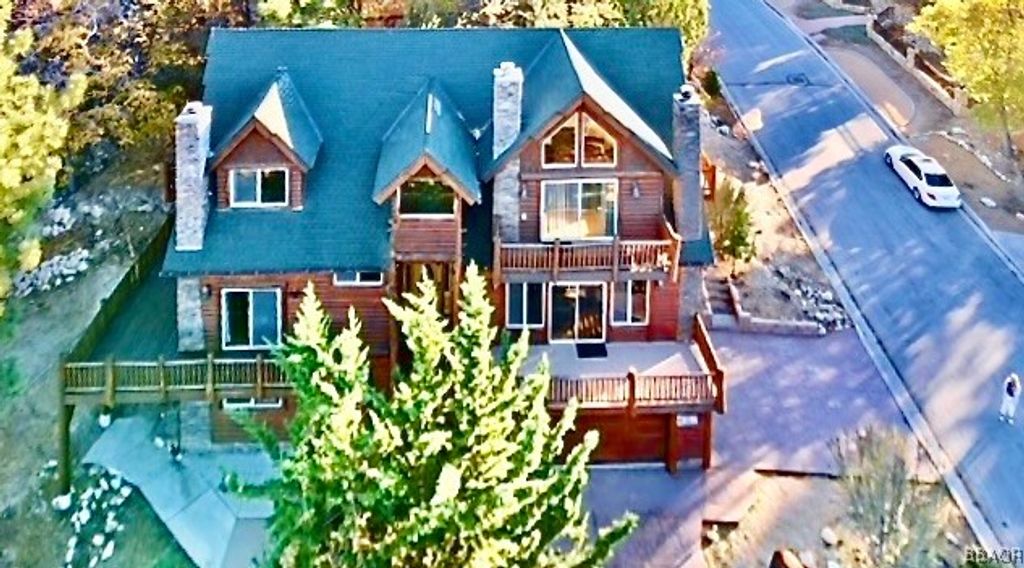 Photo of 351 Glenwood Drive, Big Bear Lake, CA 92315 (MLS # 32405959)
