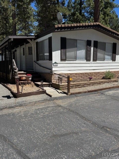 Photo of 475 Thrush Dr #15, Big Bear Lake, CA 92315 (MLS # 32502126)