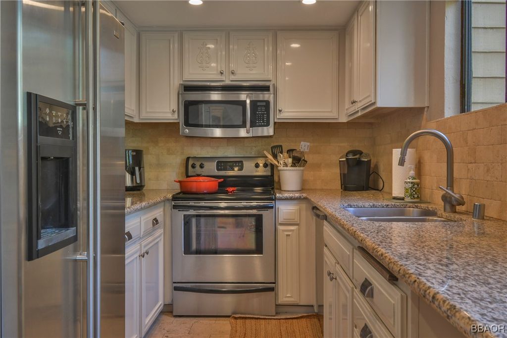 Photo of 27657 Peninsula #106 Drive, Lake Arrowhead, CA 92352 (MLS # 32502139)