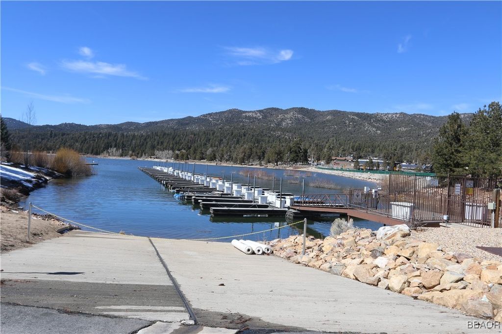 Photo of 275 Meadow Circle N, Big Bear Lake, CA 92315 (MLS # 32500605)