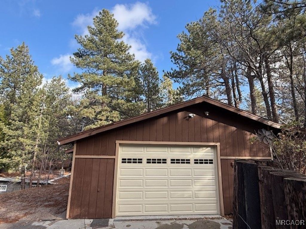 Photo of 615 Ash Drive, Green Valley Lake, CA 92341 (MLS # 32600051)