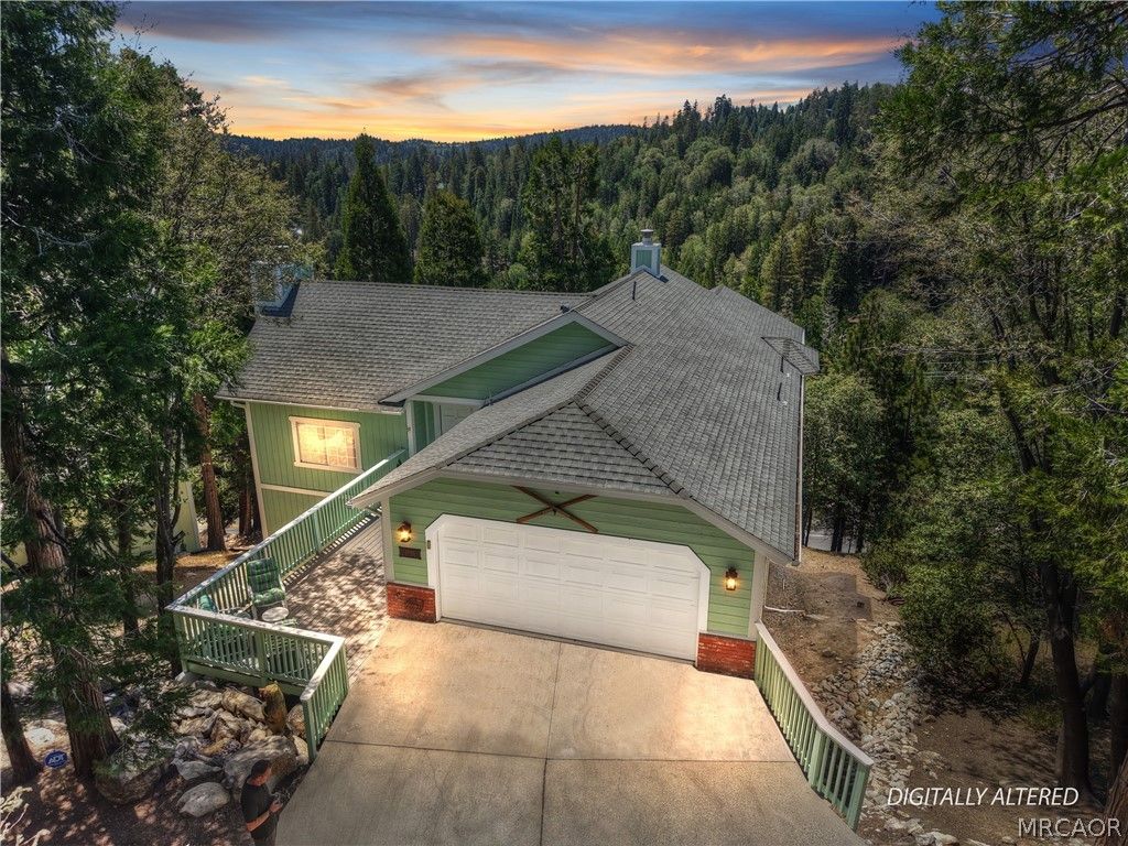 Photo of 27392 Peninsula Drive, Lake Arrowhead, CA 92352 (MLS # 32601065)