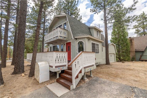 Photo of 382 Canvas Back Road, Big Bear Lake, CA 92315 (MLS # 32601633)