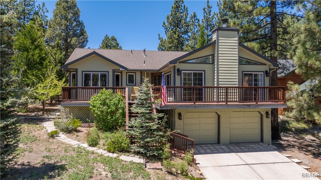 Photo of 919 S Waldstrasse Way, Big Bear Lake, CA 92315 (MLS # 32501249)