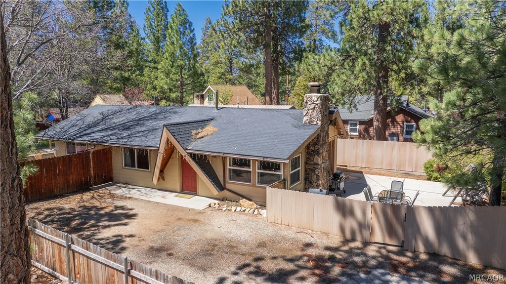 Photo of 696 Lupin Lane, Big Bear Lake, CA 92315 (MLS # 32600832)