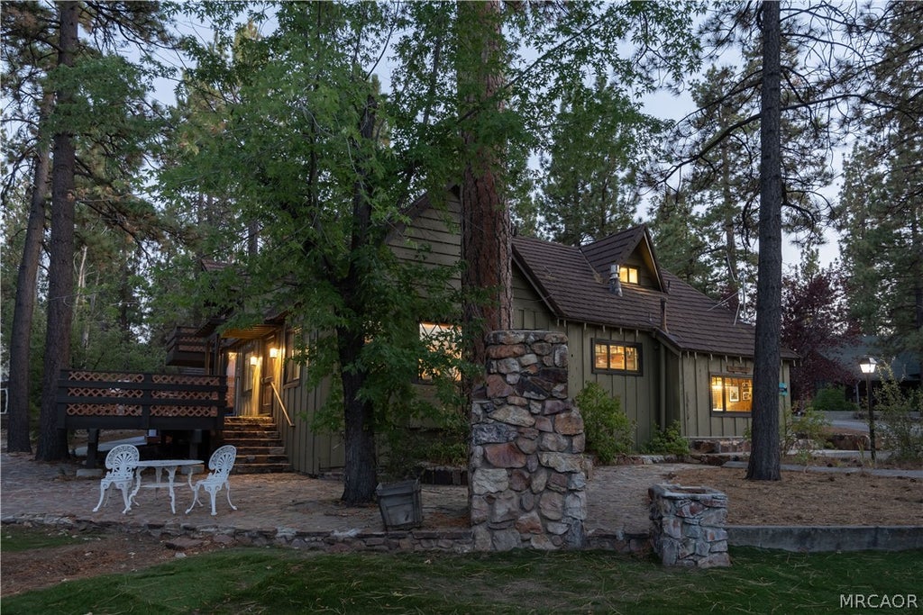 Photo of 40153 Lakeview Drive, Big Bear Lake, CA 92315 (MLS # 32601835)