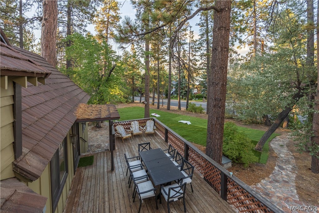 Photo of 40153 Lakeview Drive, Big Bear Lake, CA 92315 (MLS # 32601835)
