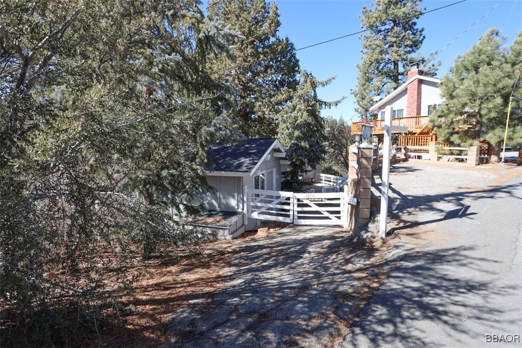 Photo of 1010 Brookside Lane, Fawnskin, CA 92333 (MLS # 32500187)