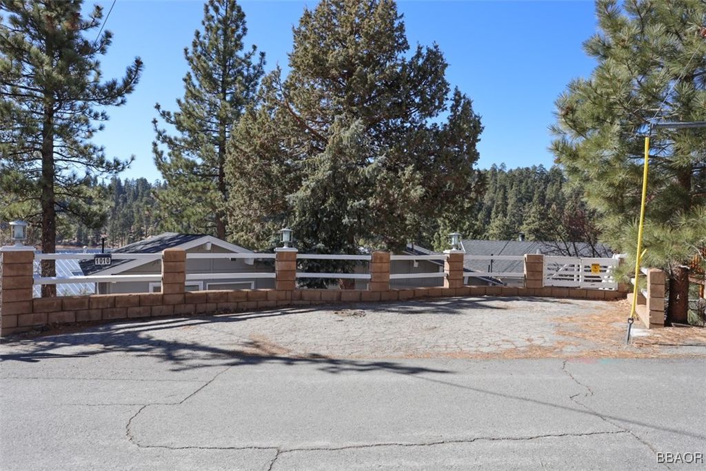 Photo of 1010 Brookside Lane, Fawnskin, CA 92333 (MLS # 32500187)