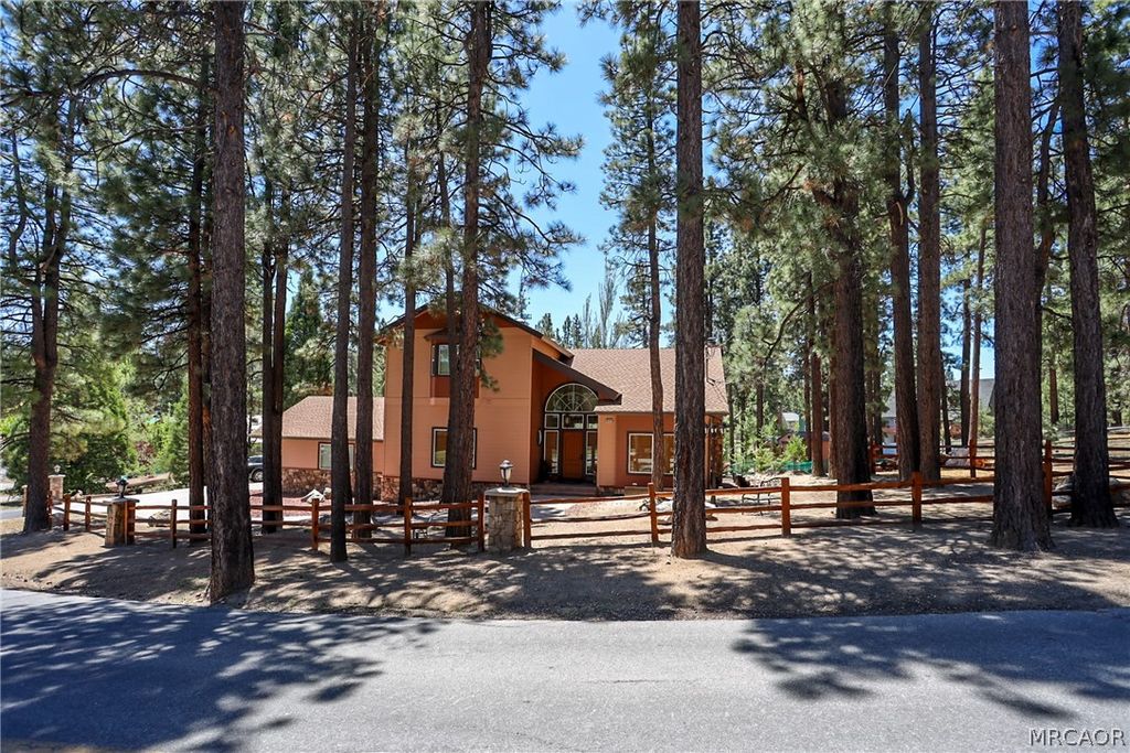 Photo of 39797 Lakeview Drive, Big Bear Lake, CA 92315 (MLS # 32601173)