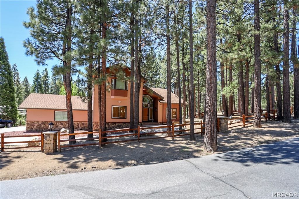 Photo of 39797 Lakeview Drive, Big Bear Lake, CA 92315 (MLS # 32601173)