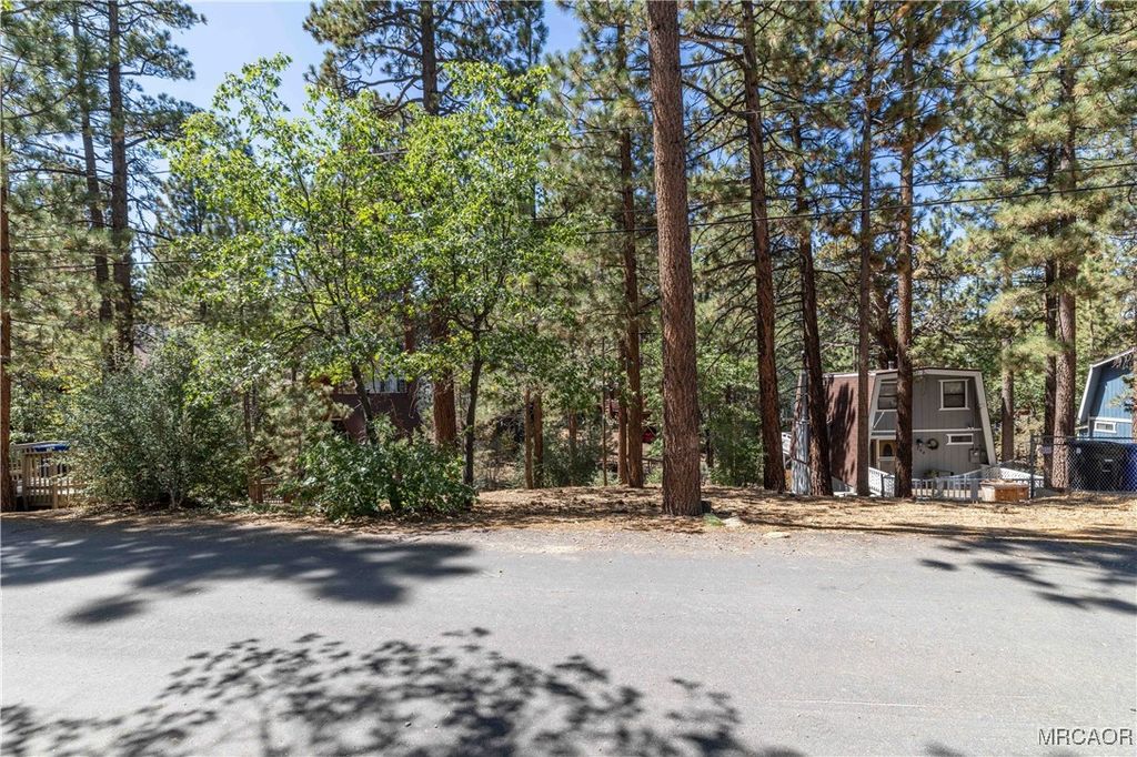 Photo of 0 Kern Avenue, Sugarloaf, CA 92386 (MLS # 32502301)