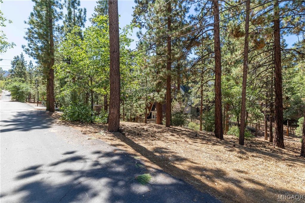 Photo of 0 Kern Avenue, Sugarloaf, CA 92386 (MLS # 32502301)