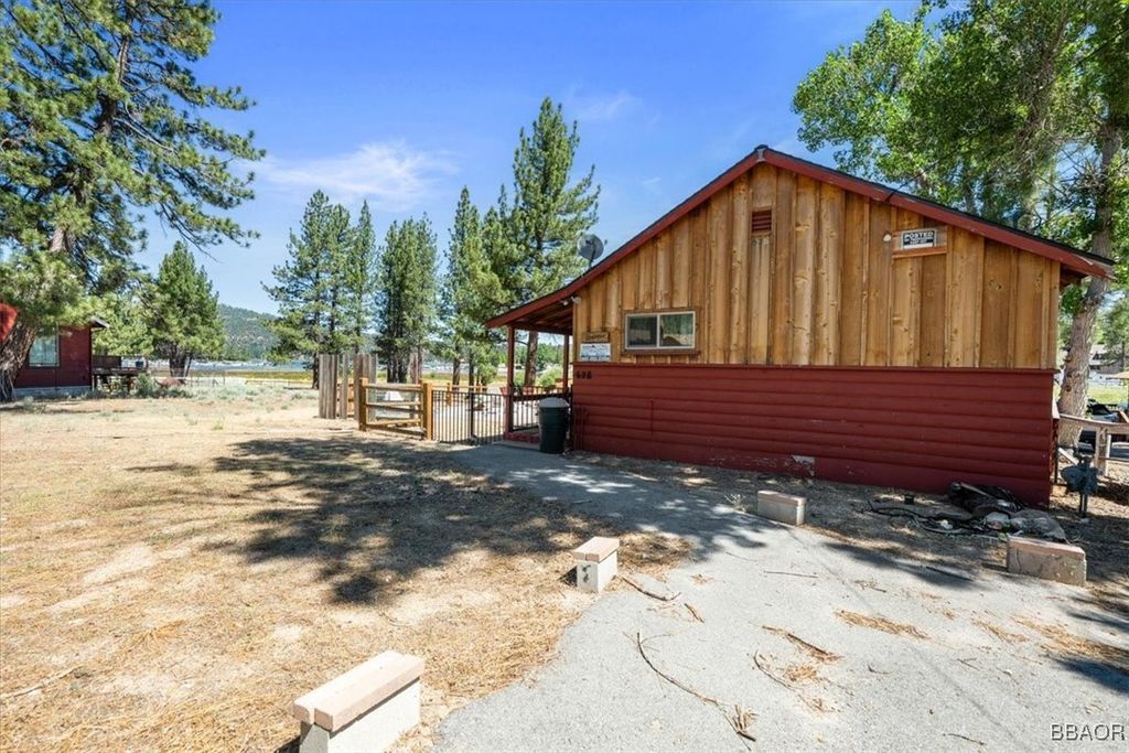Photo of 628 Bayview Road, Big Bear Lake, CA 92315 (MLS # 32501792)