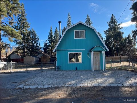 Photo of 328 E Tiger Lily Drive, Big Bear City, CA 92314 (MLS # 32600084)