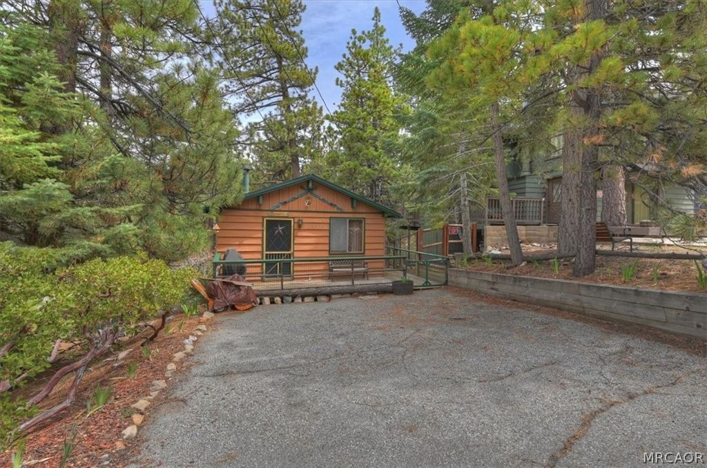 Photo of 38614 Talbot Dr, Big Bear Lake, CA 92315 (MLS # 32600829)