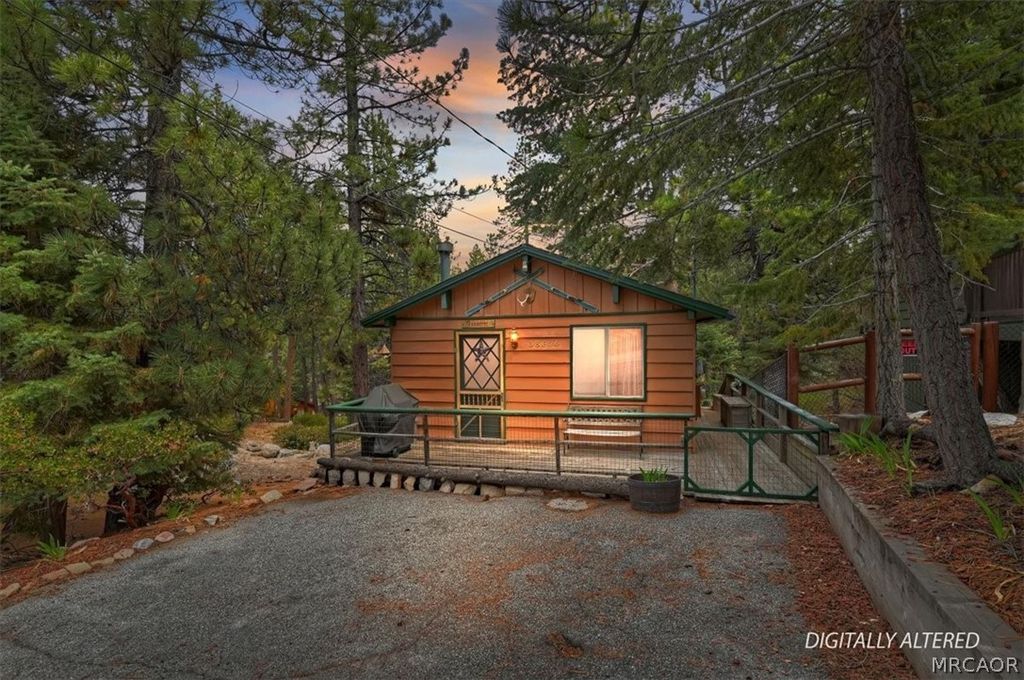 Photo of 38614 Talbot Dr, Big Bear Lake, CA 92315 (MLS # 32600829)