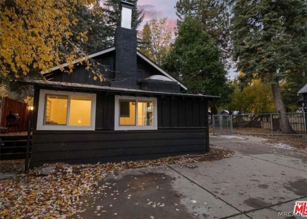 Photo of 993 Cameron Drive, Big Bear Lake, CA 92315 (MLS # 32601744)