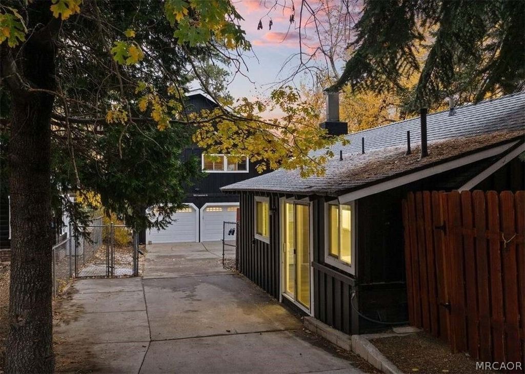 Photo of 993 Cameron Drive, Big Bear Lake, CA 92315 (MLS # 32601744)