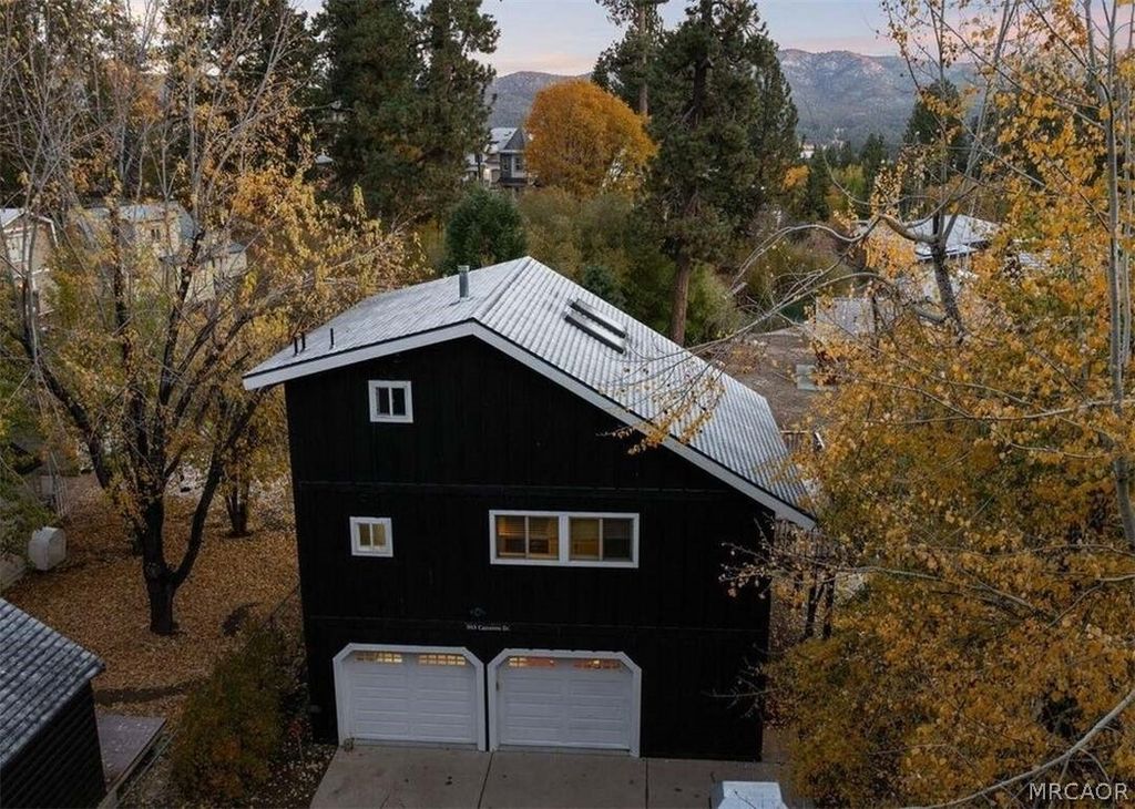 Photo of 993 Cameron Drive, Big Bear Lake, CA 92315 (MLS # 32601744)