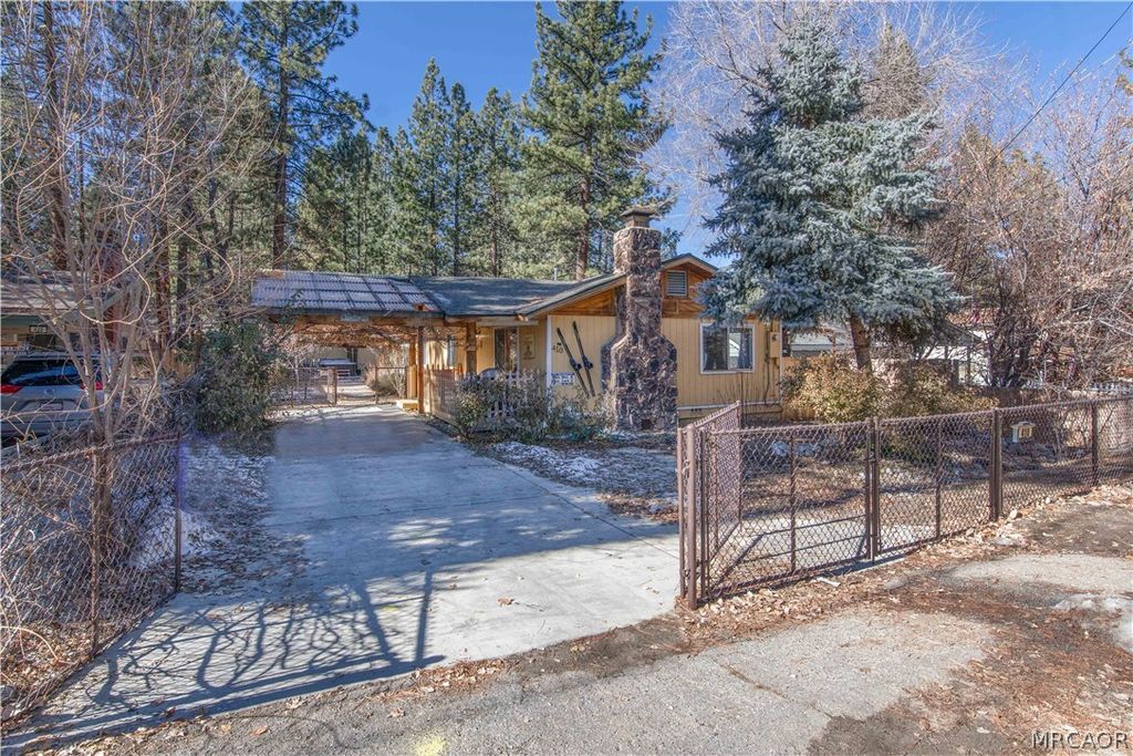 Photo of 410 Oriole Drive, Big Bear Lake, CA 92315 (MLS # 32600691)
