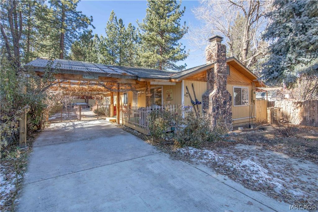 Photo of 410 Oriole Drive, Big Bear Lake, CA 92315 (MLS # 32600691)