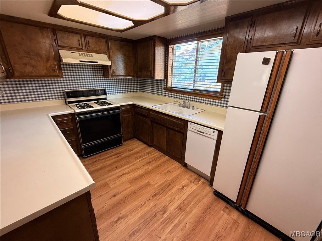 Photo of 411 E Fairway Boulevard, Big Bear City, CA 92314 (MLS # 32502391)