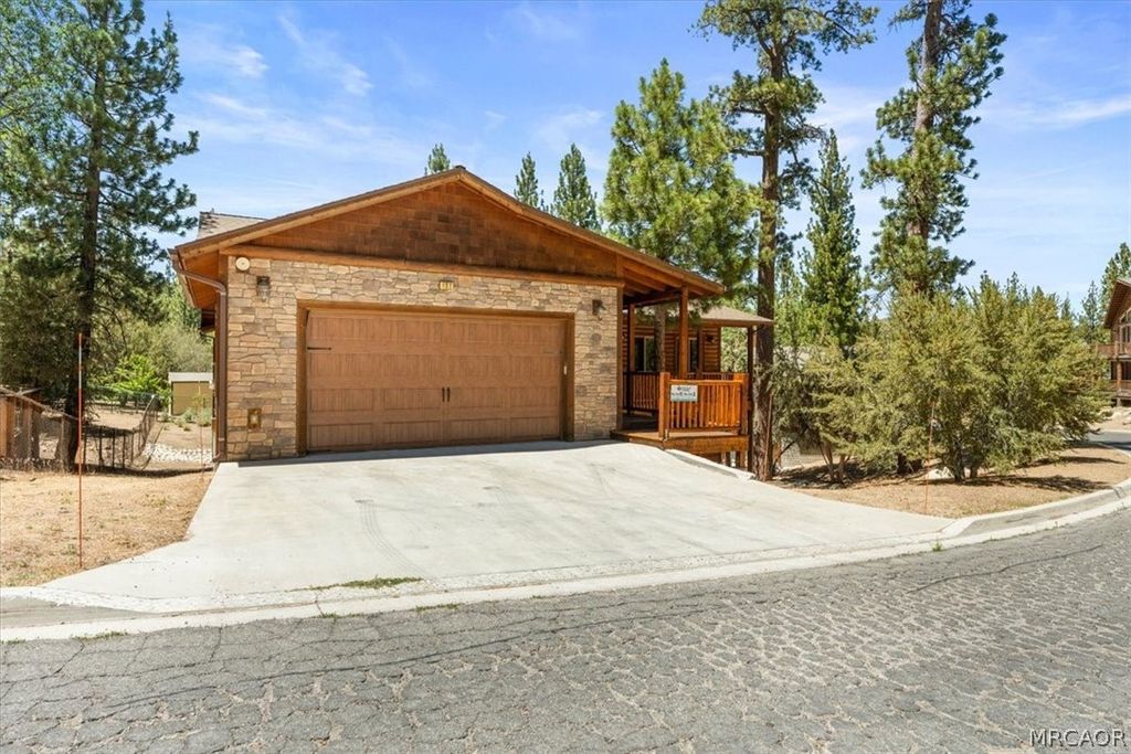 Photo of 132 Stony Creek Road, Big Bear Lake, CA 92315 (MLS # 32601576)