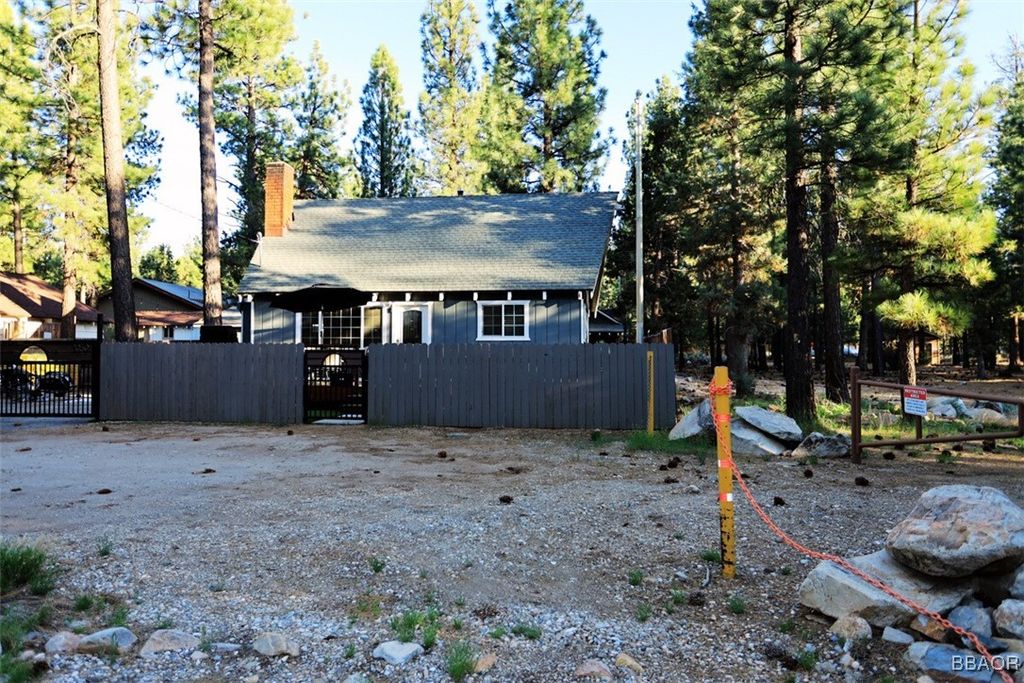 Photo of 2050 9th Lane Ln, Big Bear City, CA 92315 (MLS # 32501313)